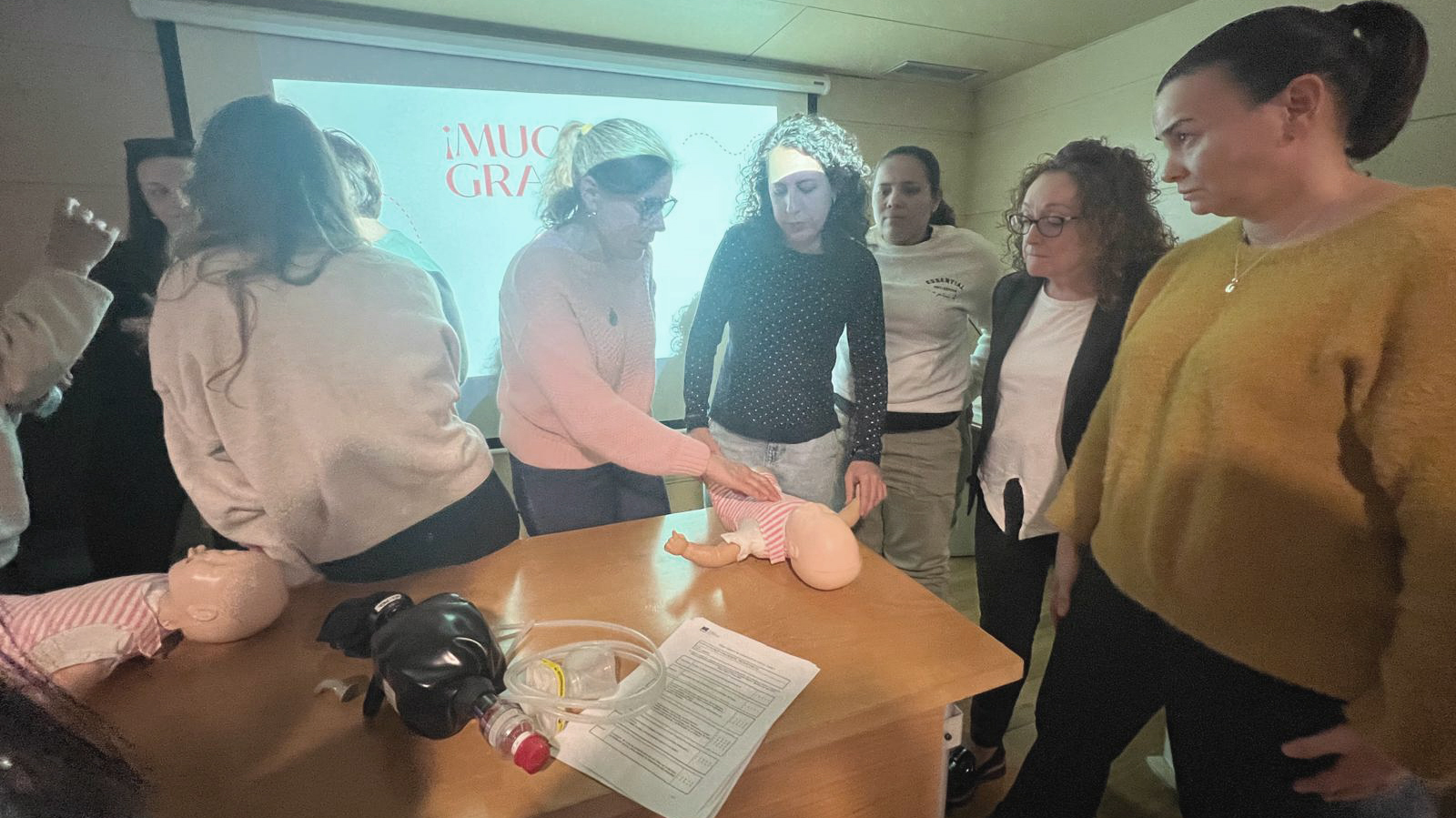 Momento del taller de RCP para el paciente pediátrico dirigido a enfermeras y enfermeros en Ourense.